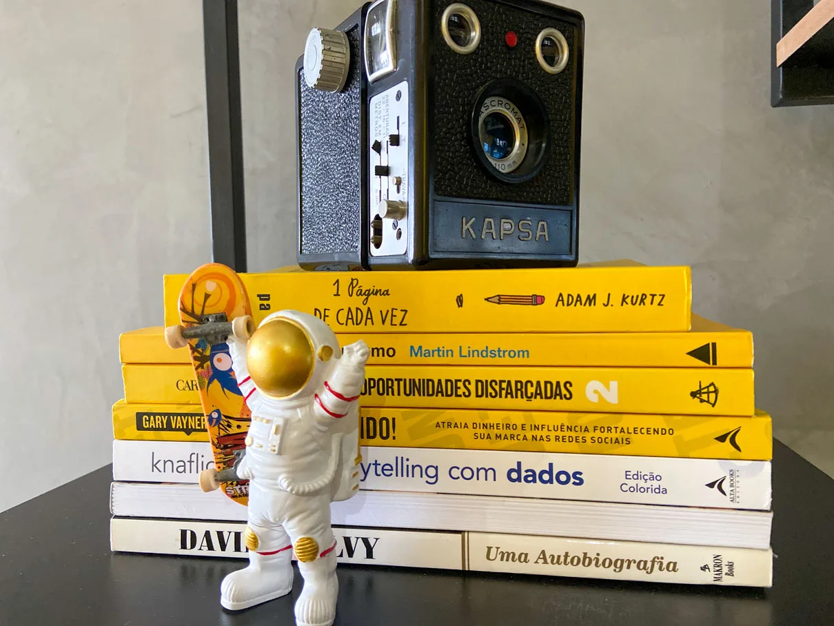 Mesa de trabalho Makewell com livros de Ogilvy, Lindstrom, Vaynerchuk e Kurtz — referências da publicidade mundial usadas no framework de conteúdo